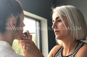 maquilladora aplicando labial con un pincel