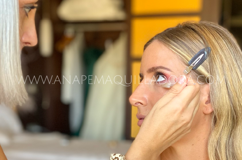 maquilladora dando últimos retoques de maquillaje